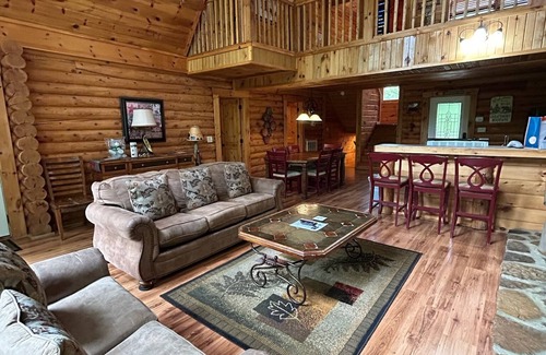 Gatlinburg - Pigeon Forge Cabin | Family Vacation! Creek-Fed Pool & Game Loft
