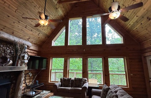Gatlinburg - Pigeon Forge Cabin | Family Vacation! Creek-Fed Pool & Game Loft