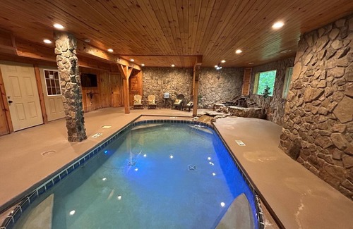 Gatlinburg - Pigeon Forge Cabin | Family Vacation! Creek-Fed Pool & Game Loft