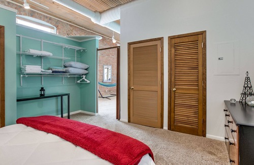 Old Market Condo | Family Vacation Rental Near the Zoo, CHI Convention Center, and MORE!