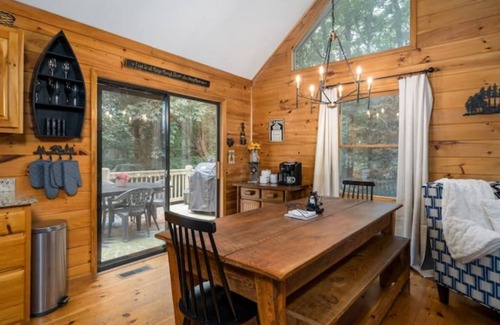 Ellijay Cabin | Family Vacay in the MTN's with Hot Tub, Fire pit, Pools & Dog Friendly w/Games