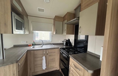 Clacton-on-Sea Cabin | FamilyCaravan-SeaView-Garden-Ensuite-NearBeach