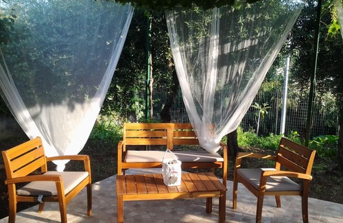 Cefalu Apartment | Familyholidays Magnolia. Apartments in villa with garden near the sea.