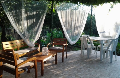 Cefalu Apartment | Familyholidays Magnolia. Apartments in villa with garden near the sea.