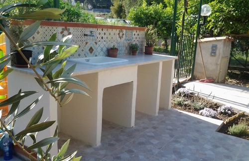 Cefalu Apartment | Familyholidays Magnolia. Apartments in villa with garden near the sea.