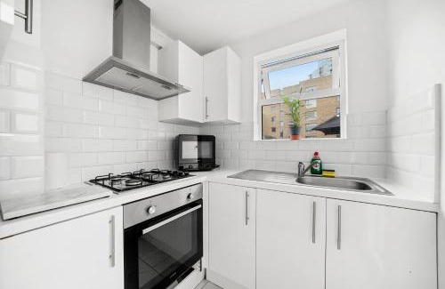 Weavers Apartment | Famous Brick Lane - 1 Bed London Flat with Large Patio - Perfect for long stays