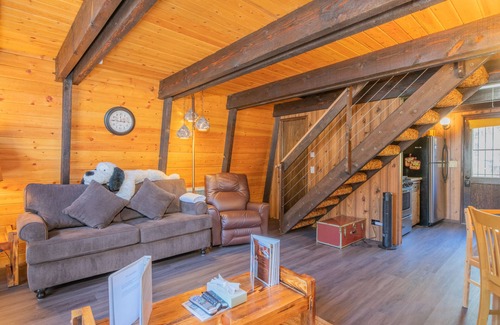 Big Bear Lake House | Fanciful Winter's Lake - Portable AC, Walk to Lake, Close to Village, Fireplace, Barbecue
