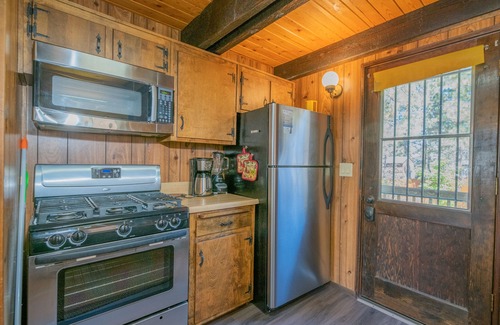 Big Bear Lake House | Fanciful Winter's Lake - Portable AC, Walk to Lake, Close to Village, Fireplace, Barbecue