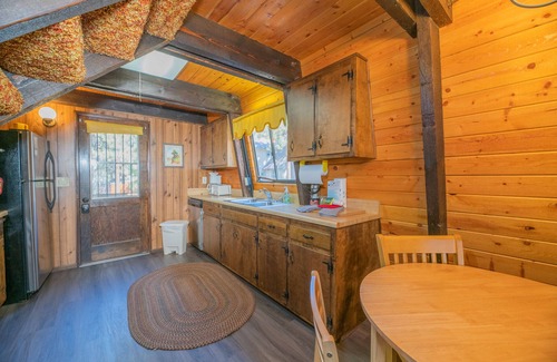 Big Bear Lake House | Fanciful Winter's Lake - Portable AC, Walk to Lake, Close to Village, Fireplace, Barbecue