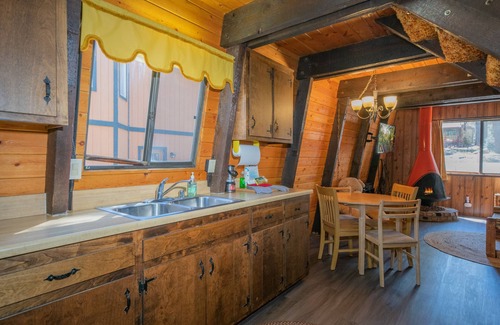 Big Bear Lake House | Fanciful Winter's Lake - Portable AC, Walk to Lake, Close to Village, Fireplace, Barbecue