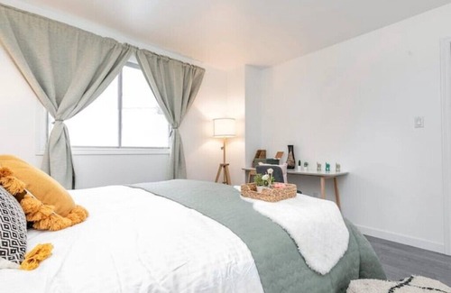 Brossard House | Fancy 3BDR single house close to DT(F1,Olympic) with private driveway