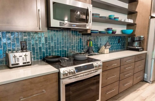 Townsend Villa | Fancy Pants * Great River Access * Modern * EV Chg
