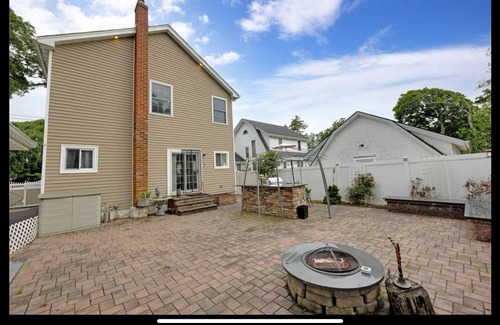 Farmingdale House | Fantastic 2-bedroom house. Walk to Ryder Cup and LIRR.