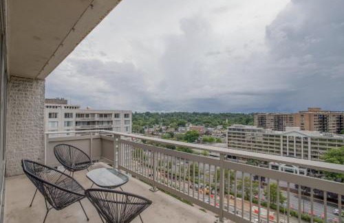 Crystal City Apartment | Fantastic 2 BR Apt + Den @Crystal City With Gym