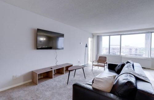 Crystal City Apartment | Fantastic 2 BR Apt + Den @Crystal City With Gym