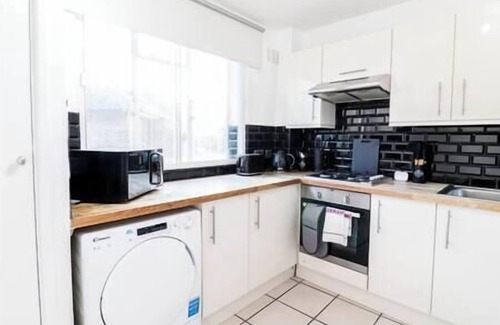 Shaftesbury Apartment | Fantastic 3 Bedroom Maisonette