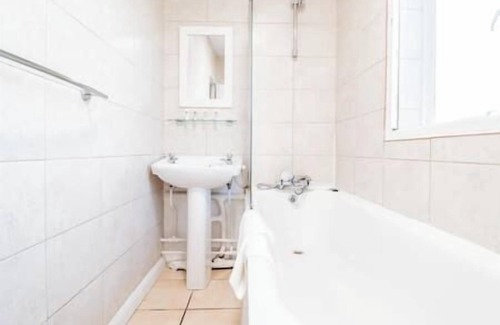 Shaftesbury Apartment | Fantastic 3 Bedroom Maisonette