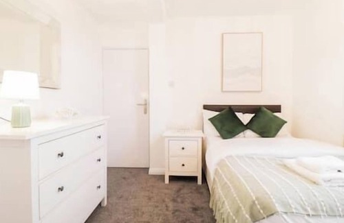 Shaftesbury Apartment | Fantastic 3 Bedroom Maisonette