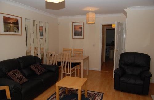 West Bromwich House | Fantastic 4 bed house with 3 bathrooms in pleasant location