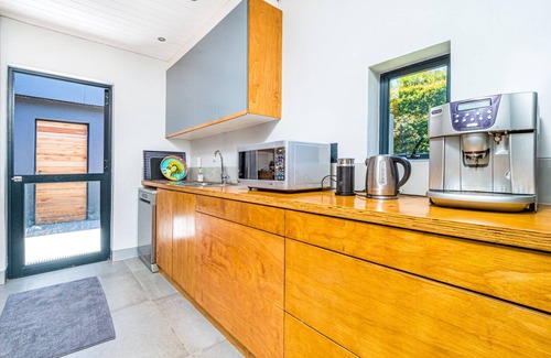 Constantia Villa | Fantastic 4 bed villa, pool, mountain views and close to vineyards of Constantia