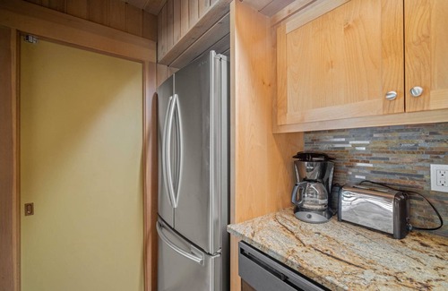 Black Butte Ranch House | Fantastic Cabin on Golf Course, Two Primary Suites, Huge Deck, Pet Friendly, Resort Amenities