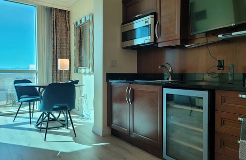 Las Vegas Hotel | Fantastic condo on the Last Vegas strip with breathtaking mountain views and NO RESORT FEES!