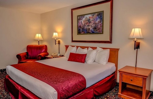 Grand Junction Hotel | Fantastic Deal! Close to Redlands Mesa Golf Course! Indoor Pool, Parking!