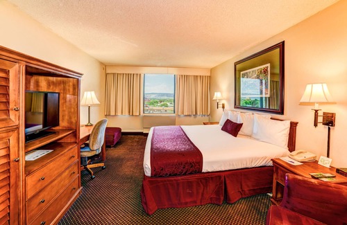 Grand Junction Hotel | Fantastic Deal! Close to Redlands Mesa Golf Course! Indoor Pool, Parking!