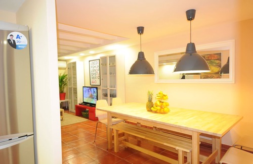 El Poble-sec Apartment | Fantastic Duplex 4BR |Family-Friendly|Terrace Pool Table & Ping Pong 10m Ramblas