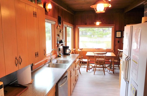 Gearhart House | Fantastic Family Home – Ocean View Deck, Ping Pong, Games, Sand Box, Near Golf/R
