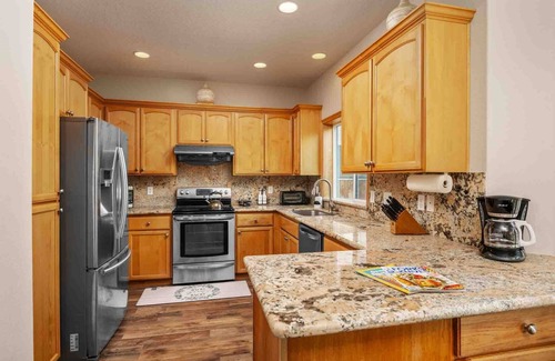 Southgate House | Fantastic Family Home, Pet Friendly, Fully Fenced Backyard w/Fire-Table, Ping Pong, Next to Trail
