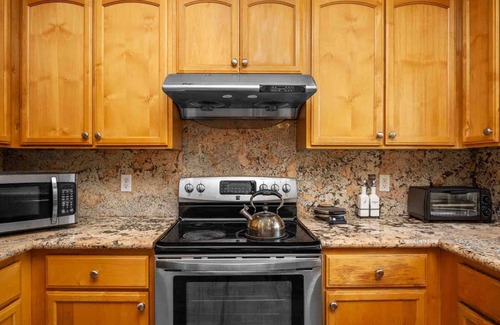 Southgate House | Fantastic Family Home, Pet Friendly, Fully Fenced Backyard w/Fire-Table, Ping Pong, Next to Trail