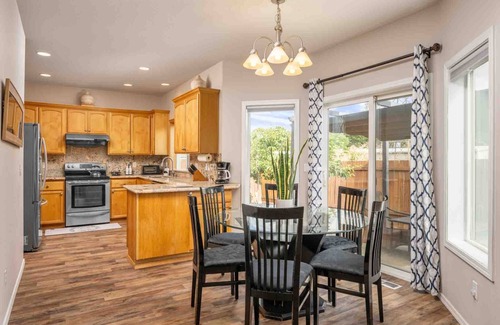 Southgate House | Fantastic Family Home, Pet Friendly, Fully Fenced Backyard w/Fire-Table, Ping Pong, Next to Trail