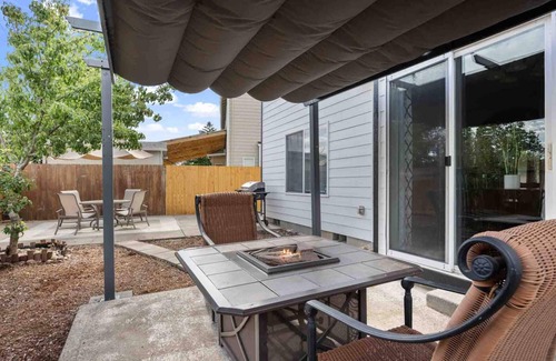 Southgate House | Fantastic Family Home, Pet Friendly, Fully Fenced Backyard w/Fire-Table, Ping Pong, Next to Trail