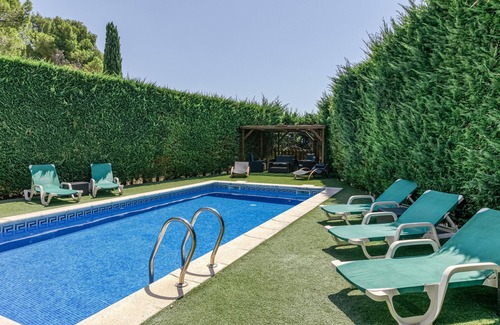 Torroella de Montgri Villa | Fantastic Family Villa close to the Beach with Private Pool, Garden, Terraces, Balcony, A/C & Wi-Fi