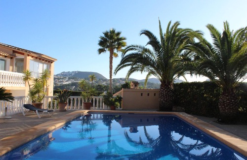 La Sabatera Apartment | Fantastic flat: beach, centre & marina all within walking distance, with pool