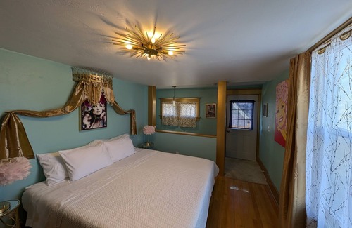 Sturgeon Bay Hotel | Fantastic king bed suite! Dolly inspired.