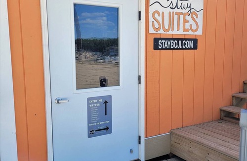 Arnolds Park Apartment | Fantastic Location-Roof Top Patio (shared) and King Bed