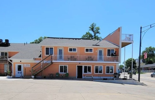 Arnolds Park Apartment | Fantastic Location-Roof Top Patio (shared) and King Bed