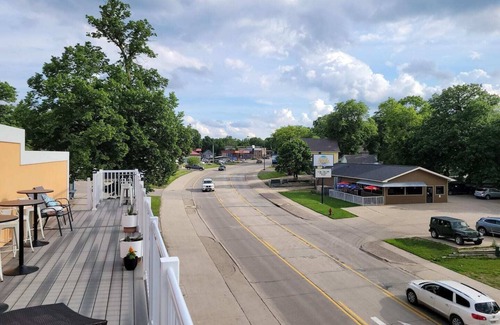 Arnolds Park Apartment | Fantastic Location-Roof Top Patio (shared) and King Bed