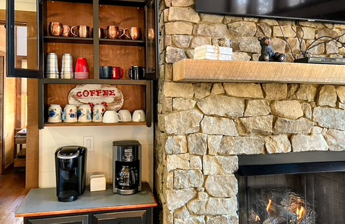 McCaysville Cabin | Fantastic lodge near town with screened deck, hot tub, game room & WiFi
