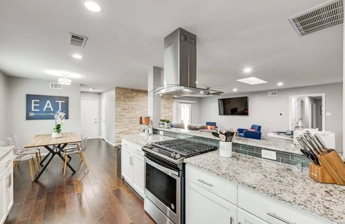 Northwest Dallas House | Fantastic Luxury 5BR Retreat with Hot Tub – Minutes from Downtown Dallas