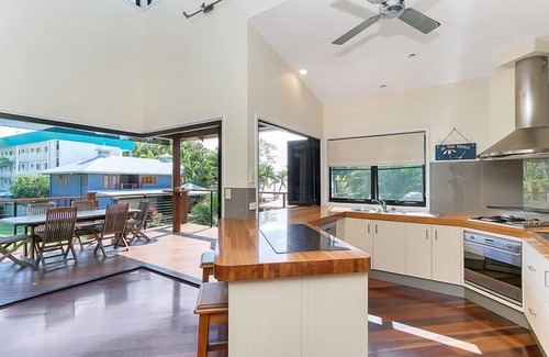 Clifton Beach House | Fantastic ocean and beach view holiday house.