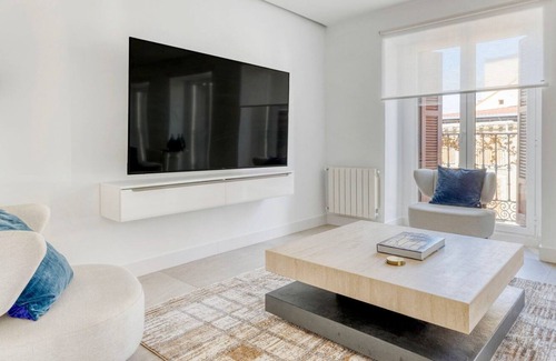 Palacio Apartment | Fantastic Palacio 2BR, nr Plaza Mayor & Royal Palace, by Blueground