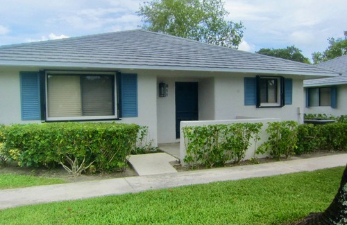 Palm Beach Gardens Condo | Fantastic PGA Club Cottage with Relaxing Pond and Fountain Views!