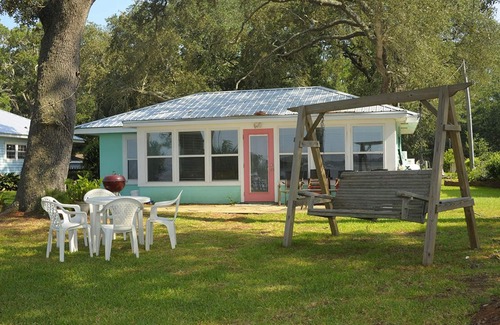 Lillian Cottage | FANTASTIC RATES! BOOK NOW AND SAVE* Beautiful bay front cottage!