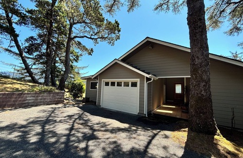 Gold Beach House | Fantastic River & Ocean Views! Family Friendly Home, Sleeps 8