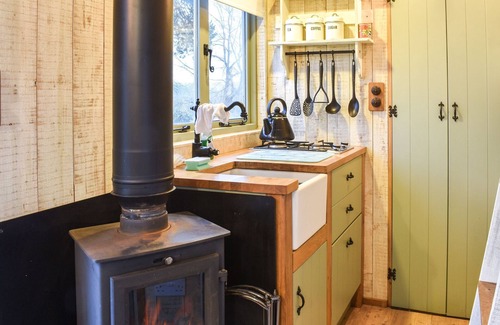 Romsey Cottage | Fantastic shepherd’s hut with stunning views is the ultimate stay for your next getaway.