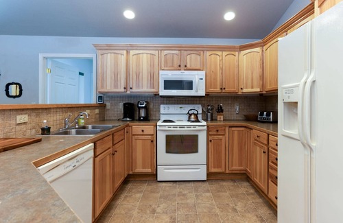 Three Rivers House | Fantastic Single Level Lodge Style Retreat, Pet Friendly, Hot Tub, Close to Park, Trails, and River