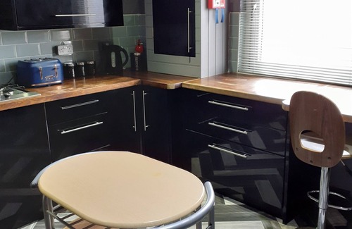 Pontardawe Apartment | Fantastic split level apartment with mountain view